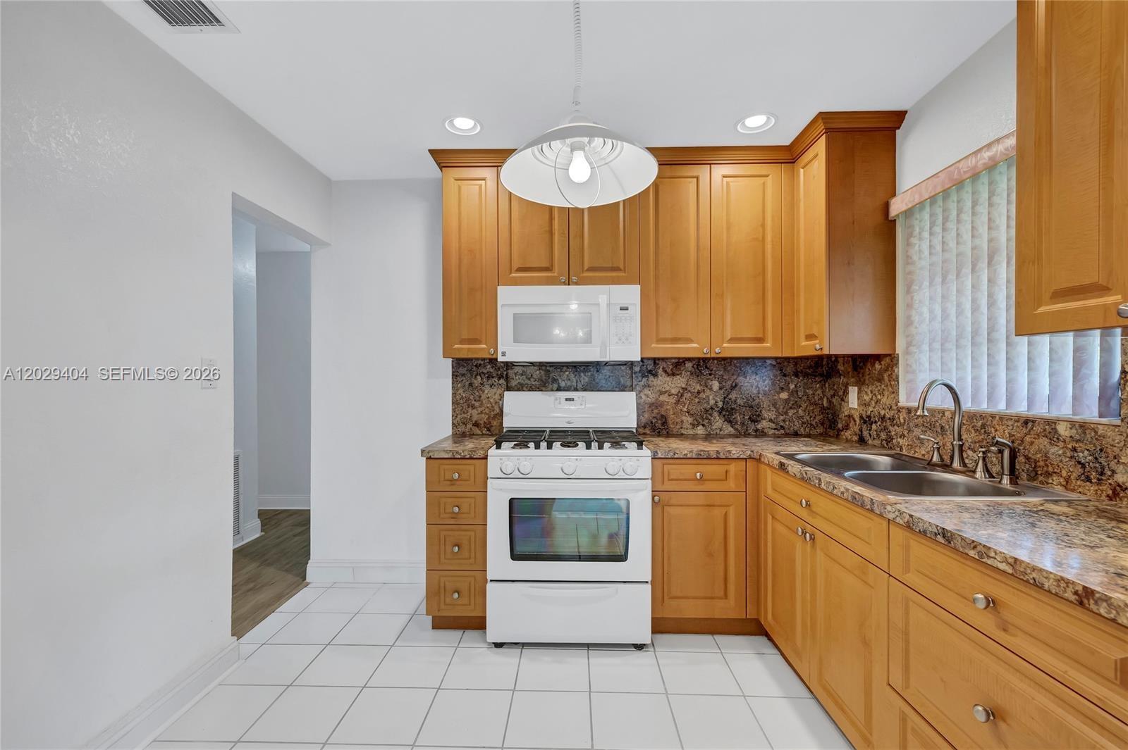 Ver detalles 6200 3 / 2 1248 sq. ft. $ 2026-09-10 0 foto