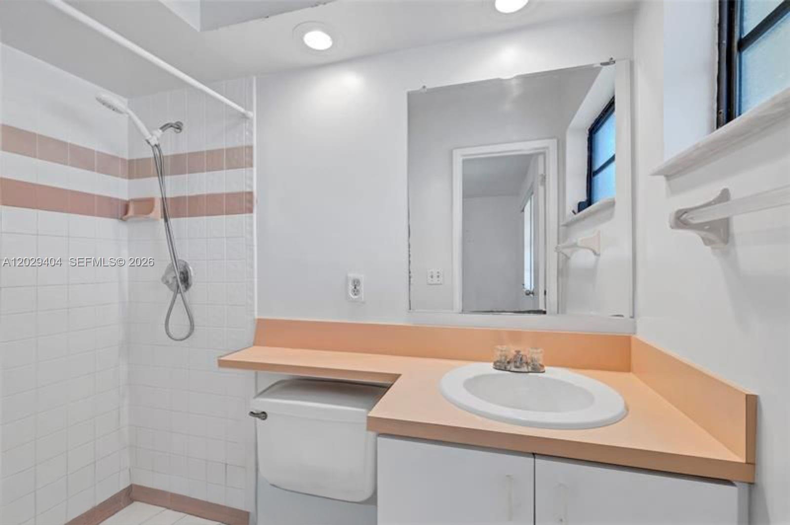 Ver detalles 6200 3 / 2 1248 sq. ft. $ 2026-09-10 0 foto