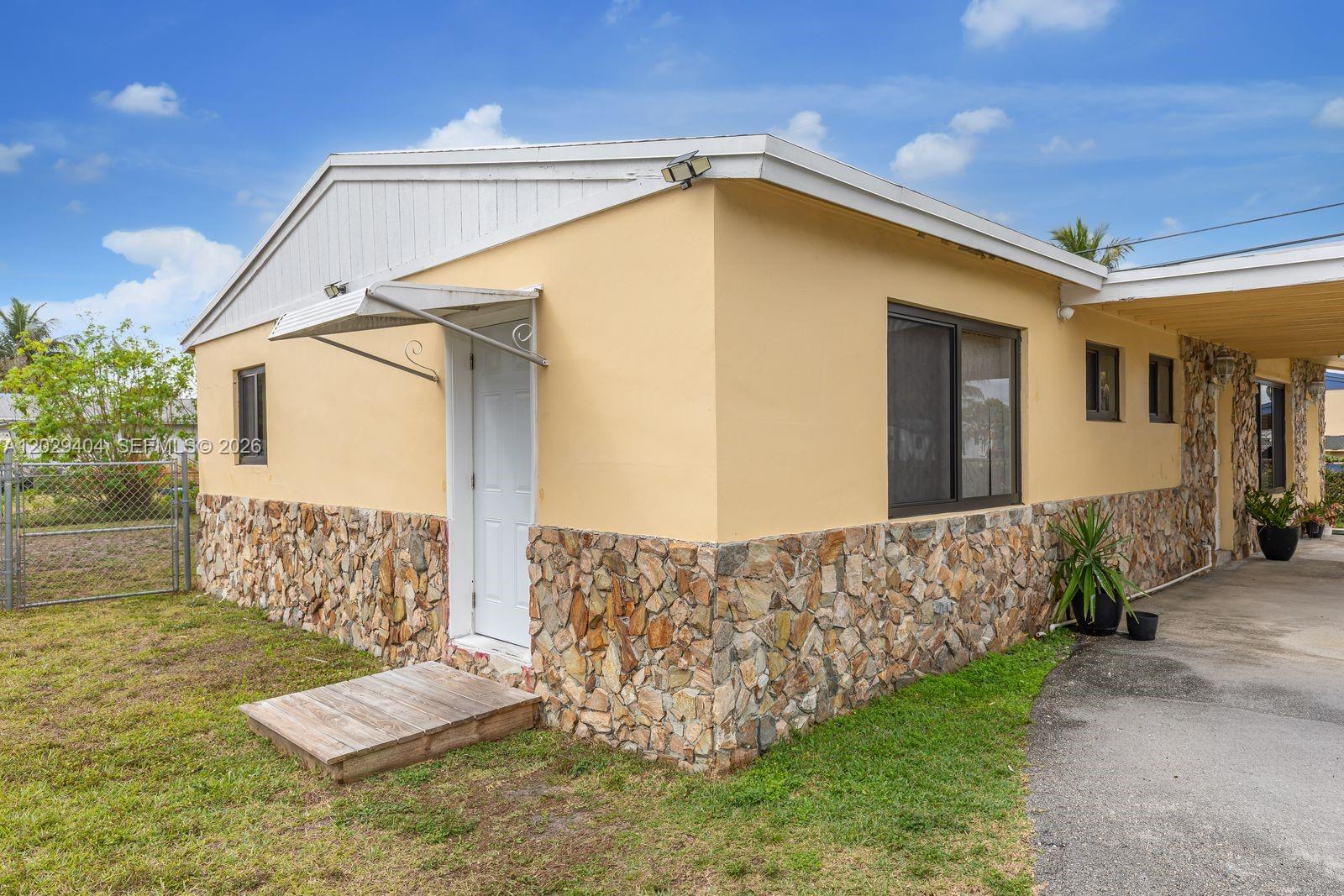 Ver detalles 6200 3 / 2 1248 sq. ft. $ 2026-09-10 0 foto