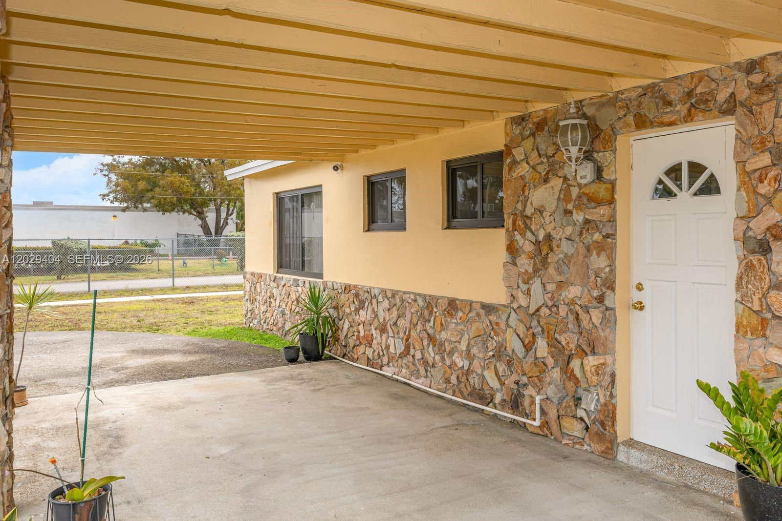 Ver detalles 6200 3 / 2 1248 sq. ft. $ 2026-09-10 0 foto