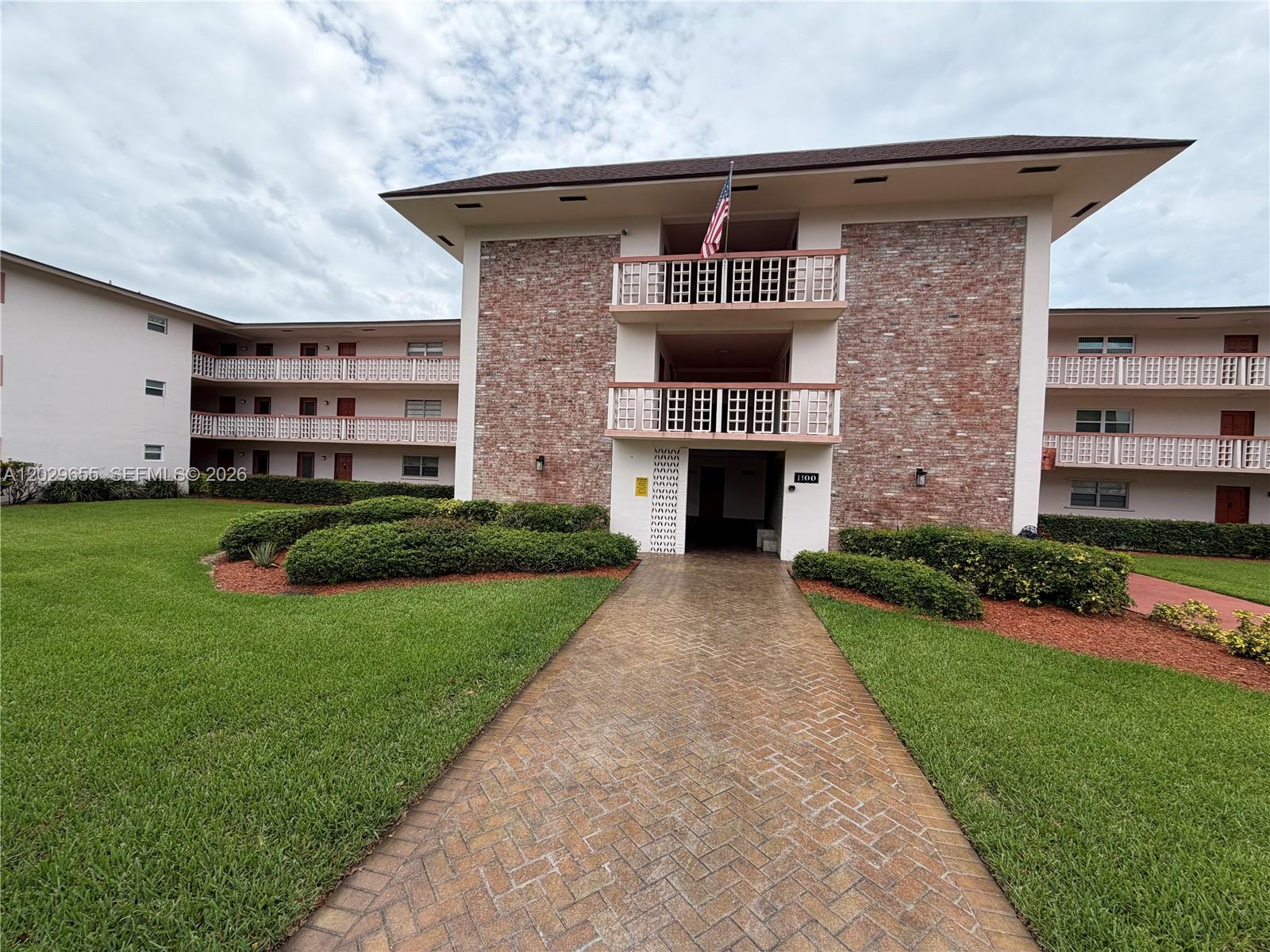111 2 / 2 961 sq. ft. $ 2026-06-02 0 foto