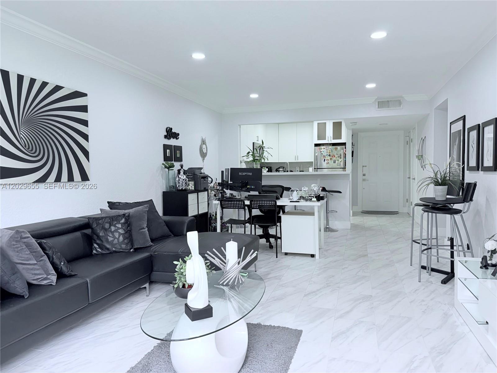 111 2 / 2 961 sq. ft. $ 2026-06-02 0 foto