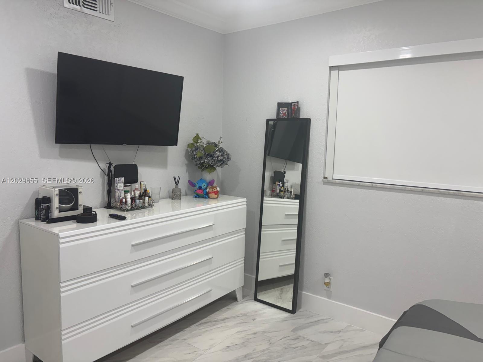 111 2 / 2 961 sq. ft. $ 2026-06-02 0 foto