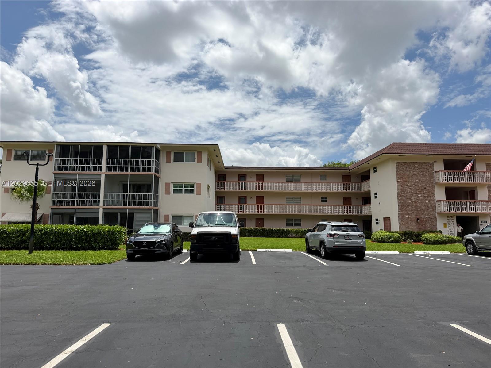 111 2 / 2 961 sq. ft. $ 2026-06-02 0 foto