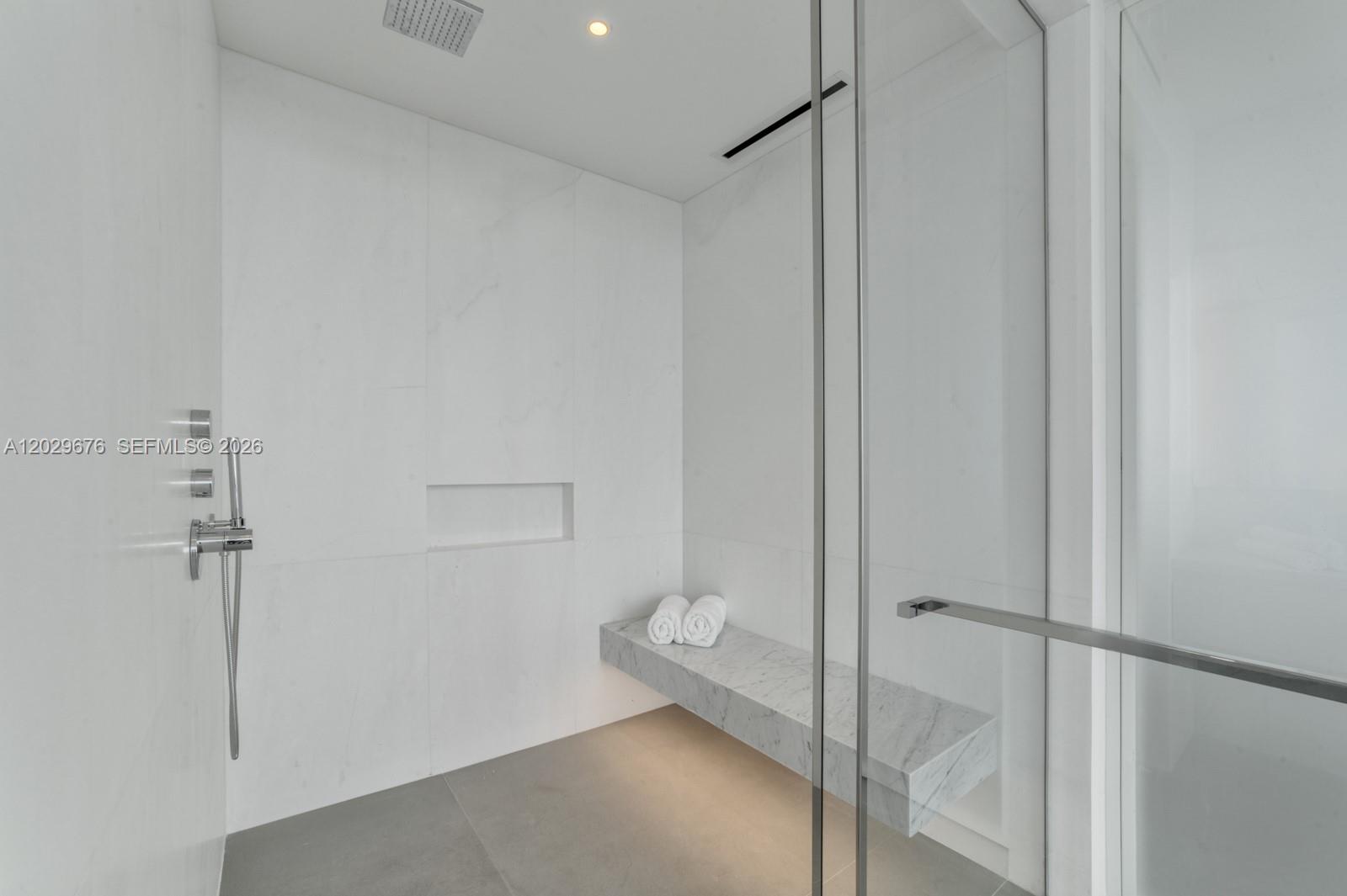 Ver detalles 15B 3 / 4 2913 sq. ft. $ 2026-06-02 0 foto