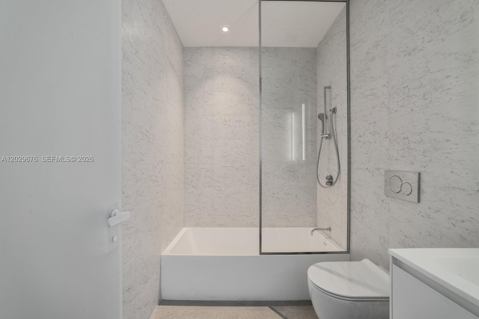 Ver detalles 15B 3 / 4 2913 sq. ft. $ 2026-06-02 0 foto