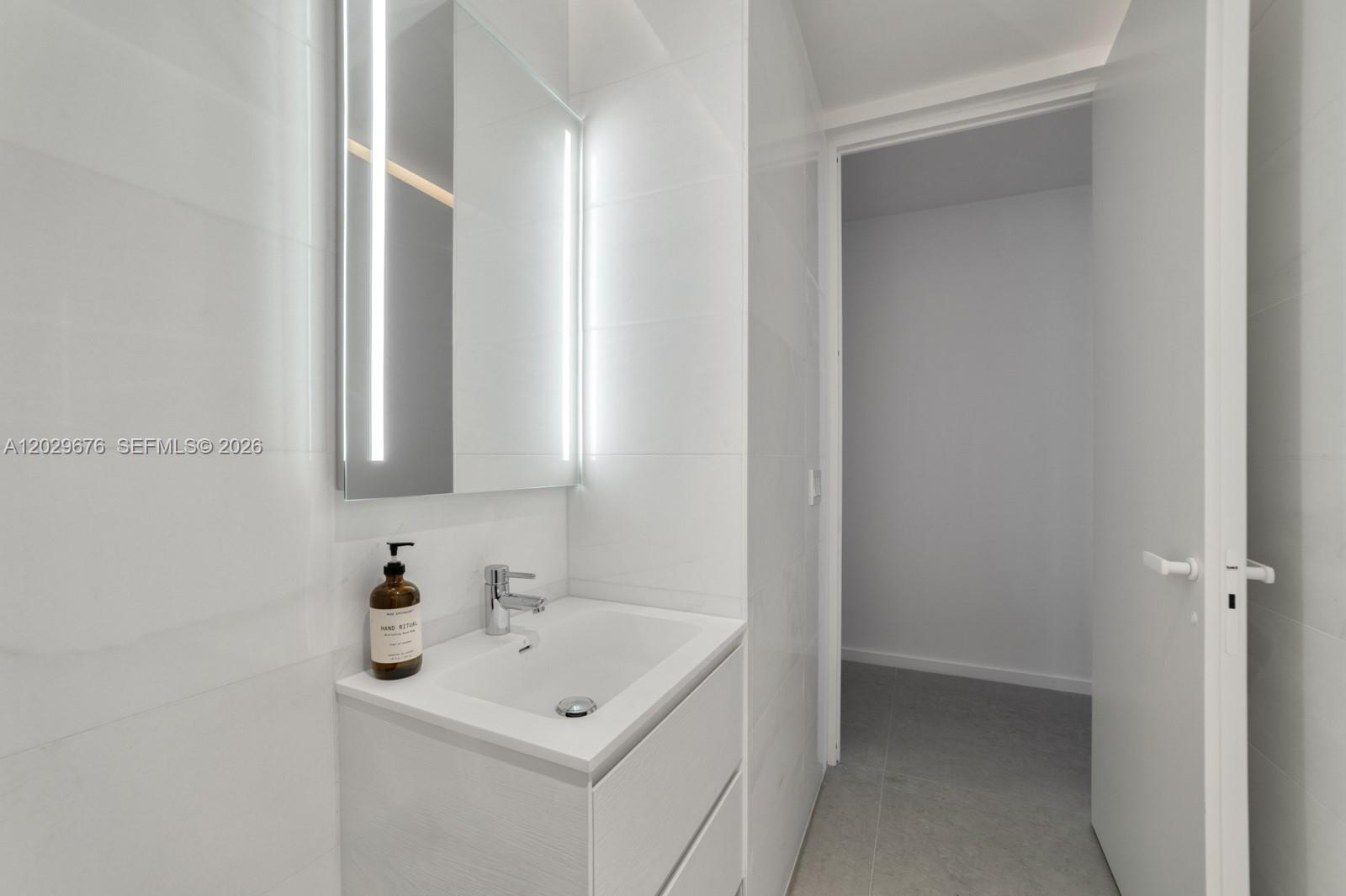 Ver detalles 15B 3 / 4 2913 sq. ft. $ 2026-06-02 0 foto