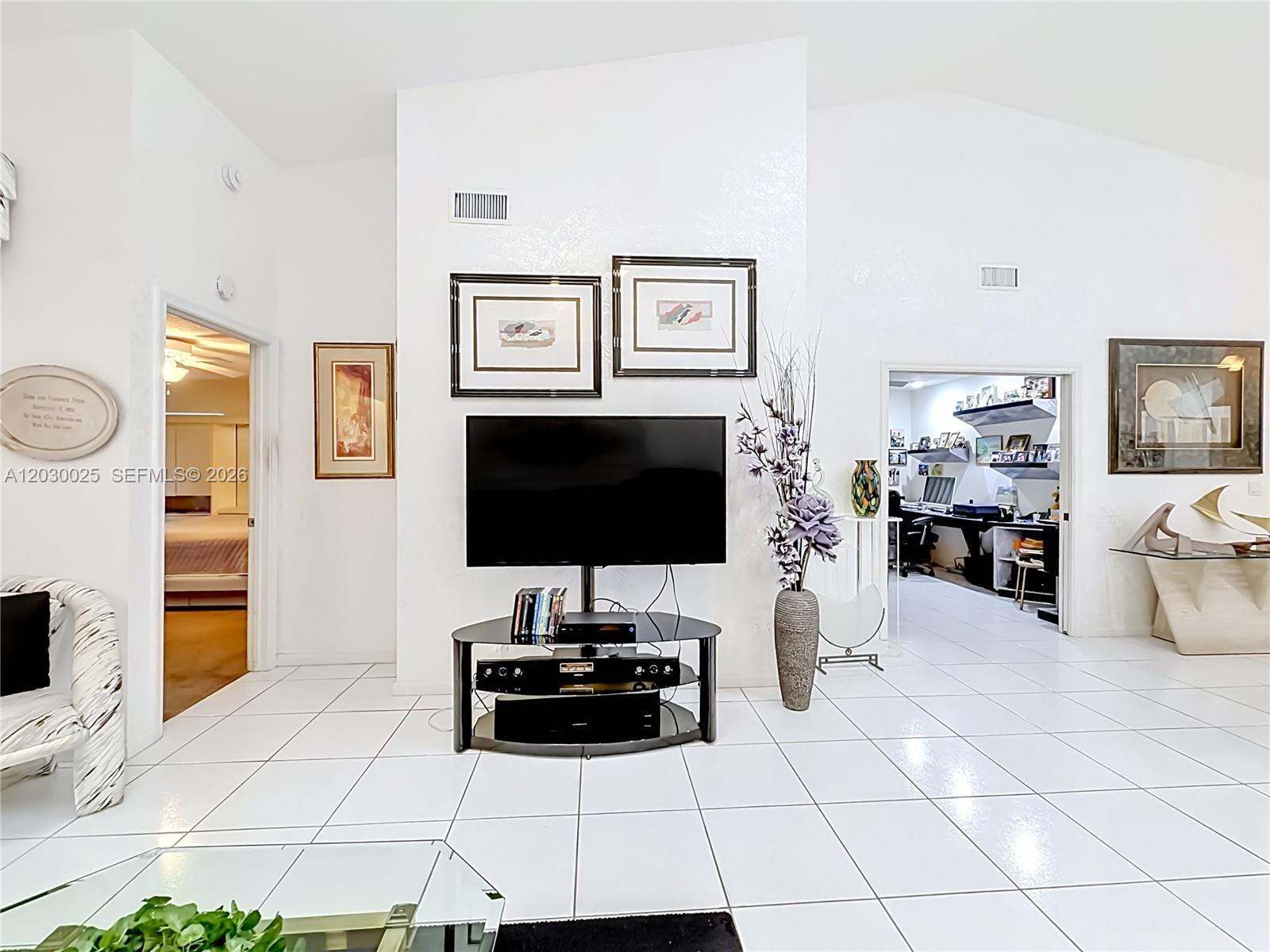 5591 3 / 2 1658 sq. ft. $ 2026-08-12 0 foto