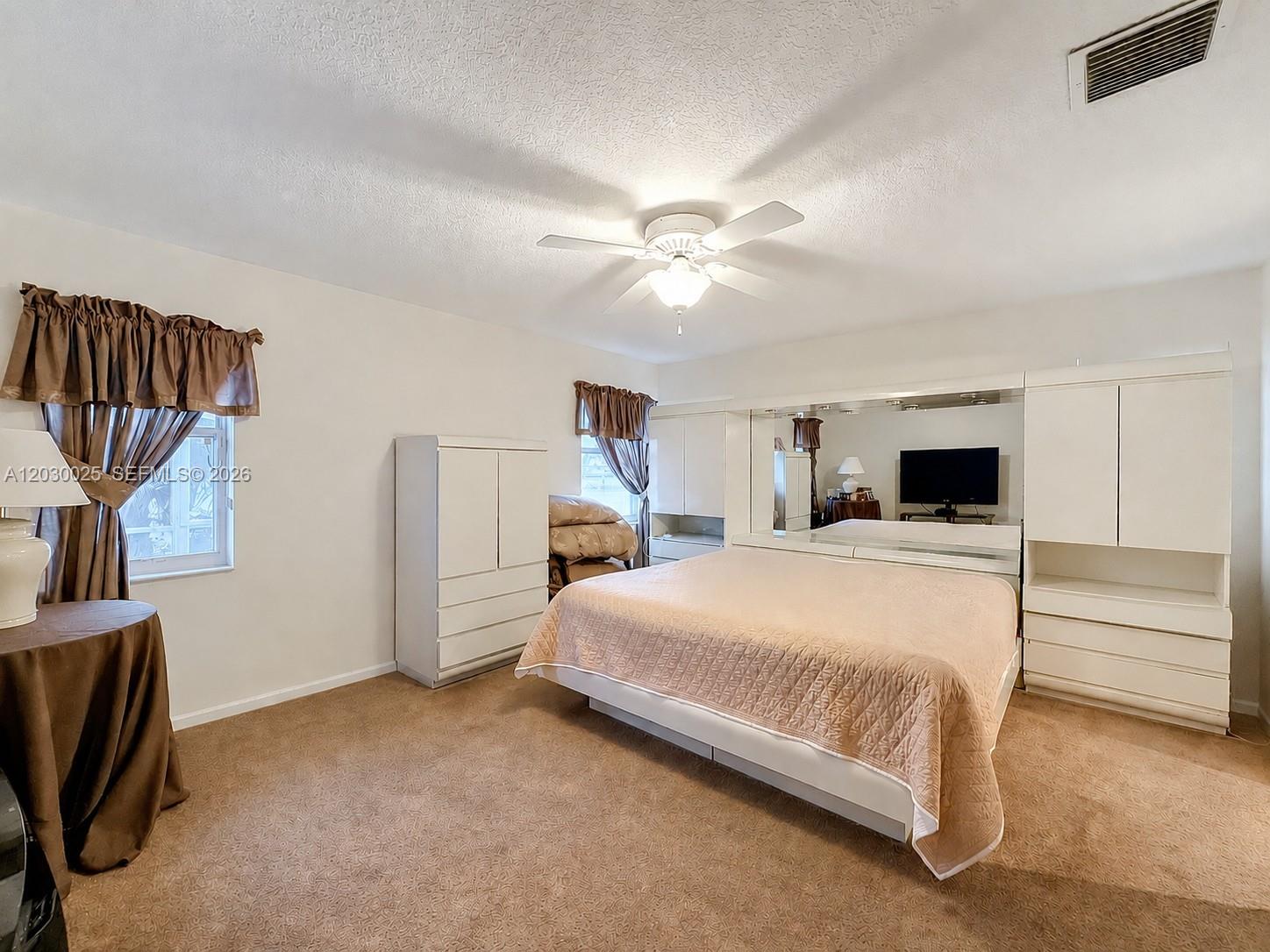 5591 3 / 2 1658 sq. ft. $ 2026-08-12 0 foto