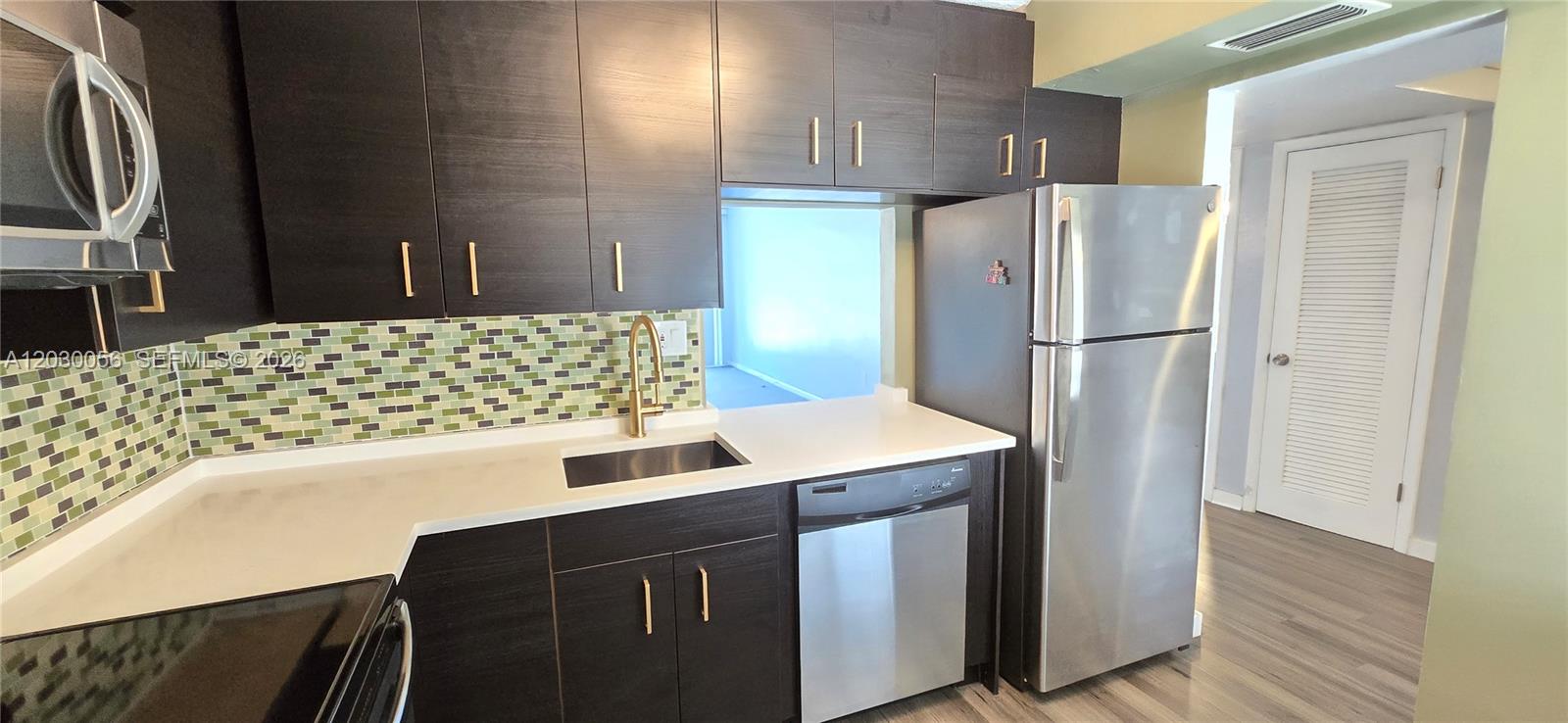 G306 1 / 2 898 sq. ft. $ 2026-06-17 0 foto