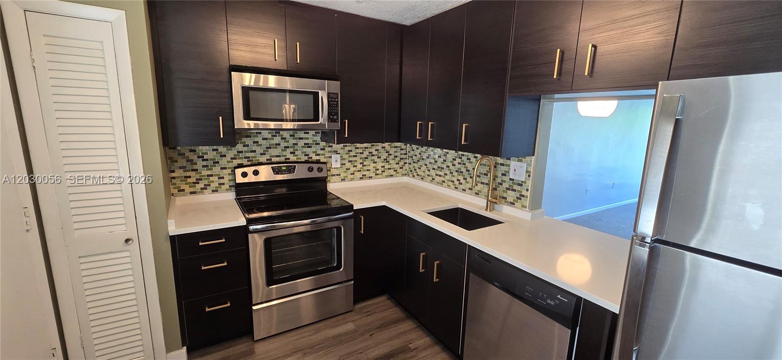G306 1 / 2 898 sq. ft. $ 2026-06-17 0 foto