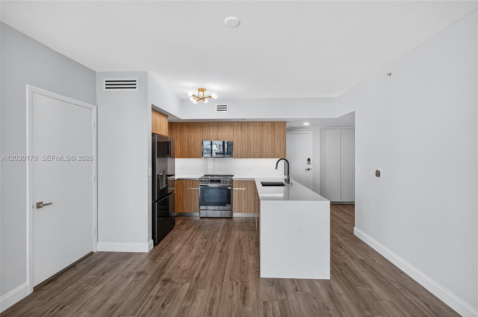 Ver detalles 1705 2 / 2 1030 sq. ft. $ 2026-06-03 0 foto
