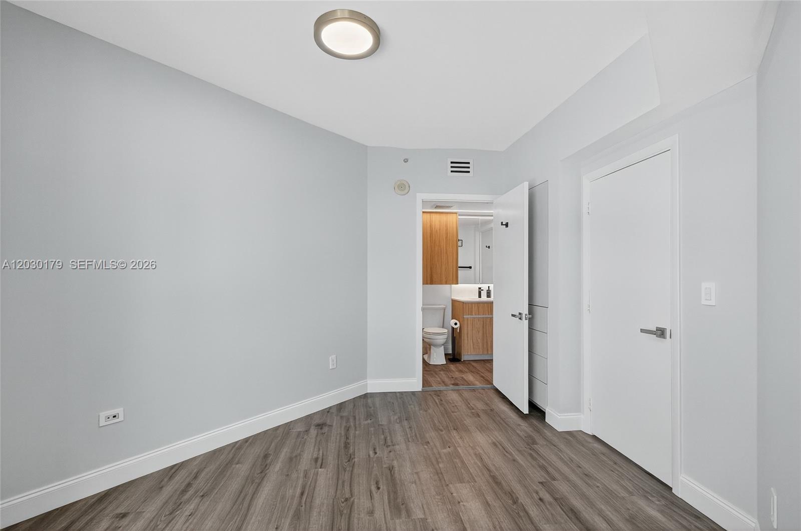 Ver detalles 1705 2 / 2 1030 sq. ft. $ 2026-06-03 0 foto