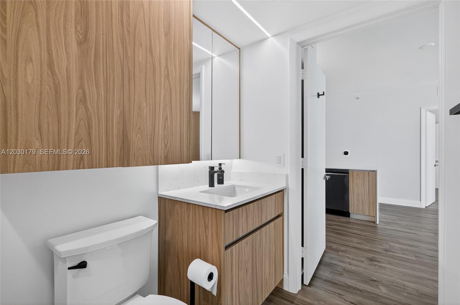 Ver detalles 1705 2 / 2 1030 sq. ft. $ 2026-06-03 0 foto