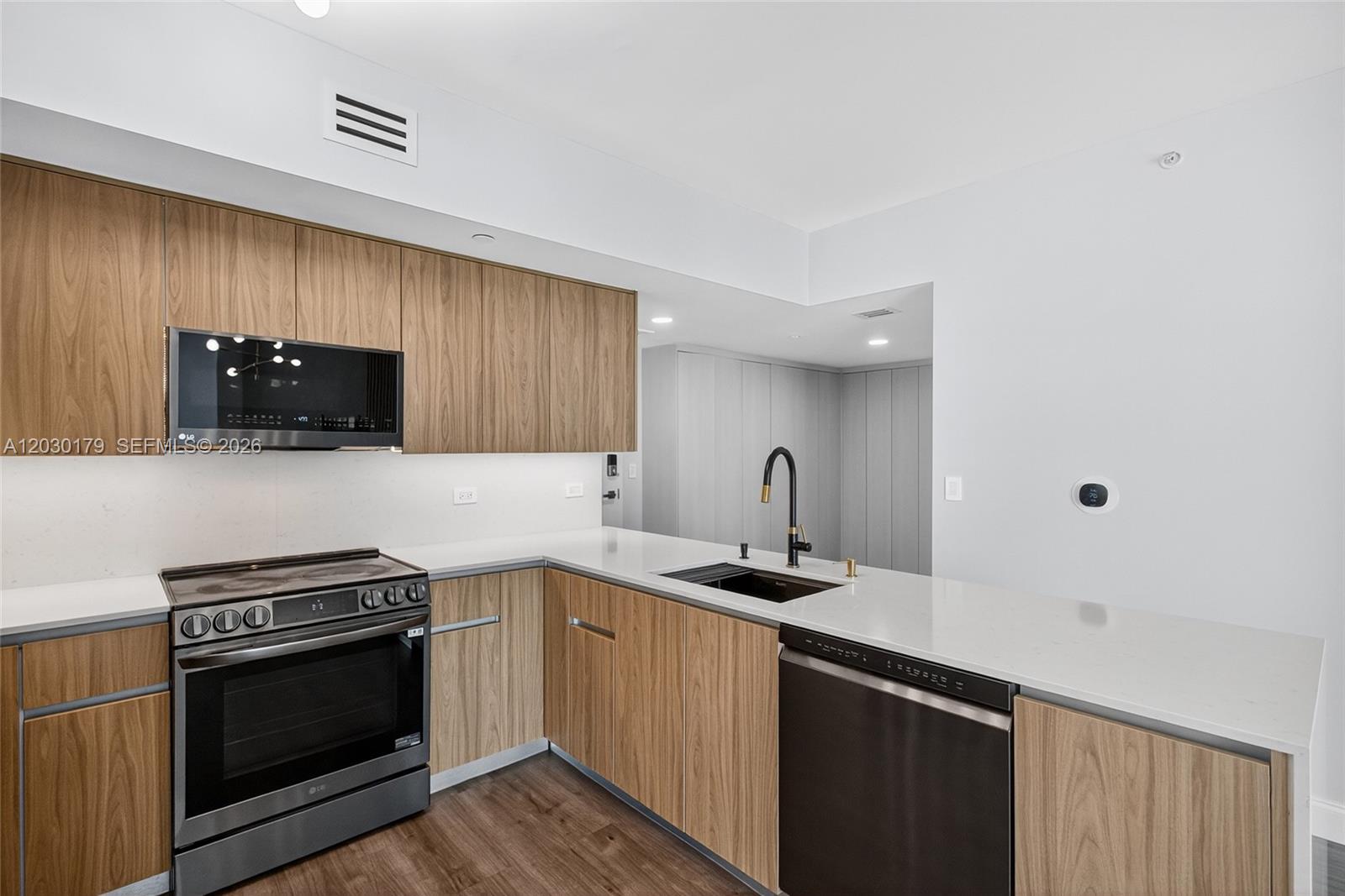 Ver detalles 1705 2 / 2 1030 sq. ft. $ 2026-06-03 0 foto