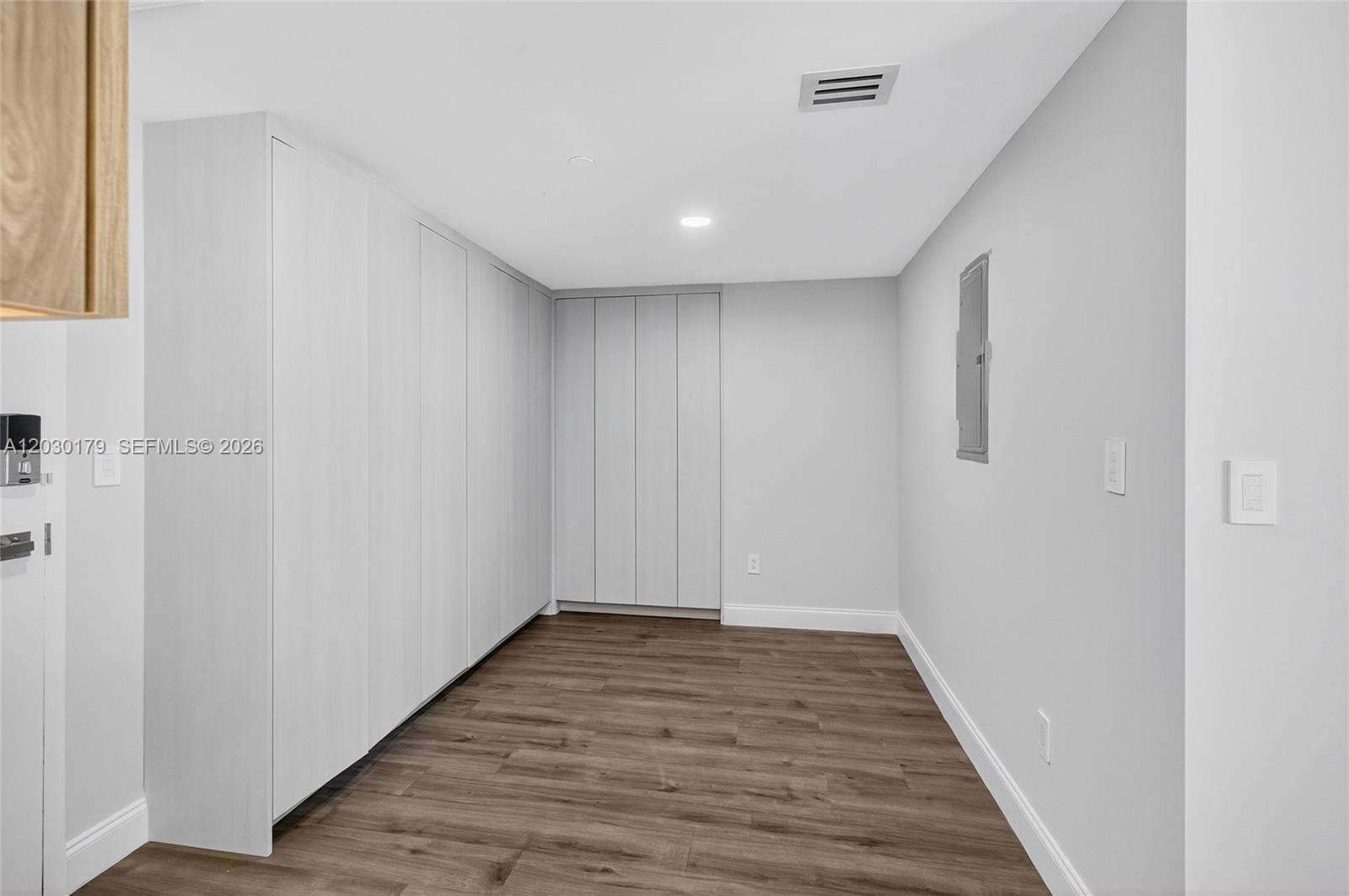 Ver detalles 1705 2 / 2 1030 sq. ft. $ 2026-06-03 0 foto