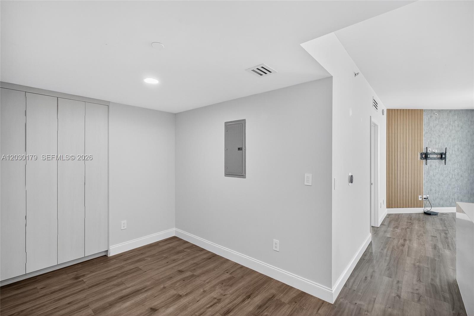 Ver detalles 1705 2 / 2 1030 sq. ft. $ 2026-06-03 0 foto