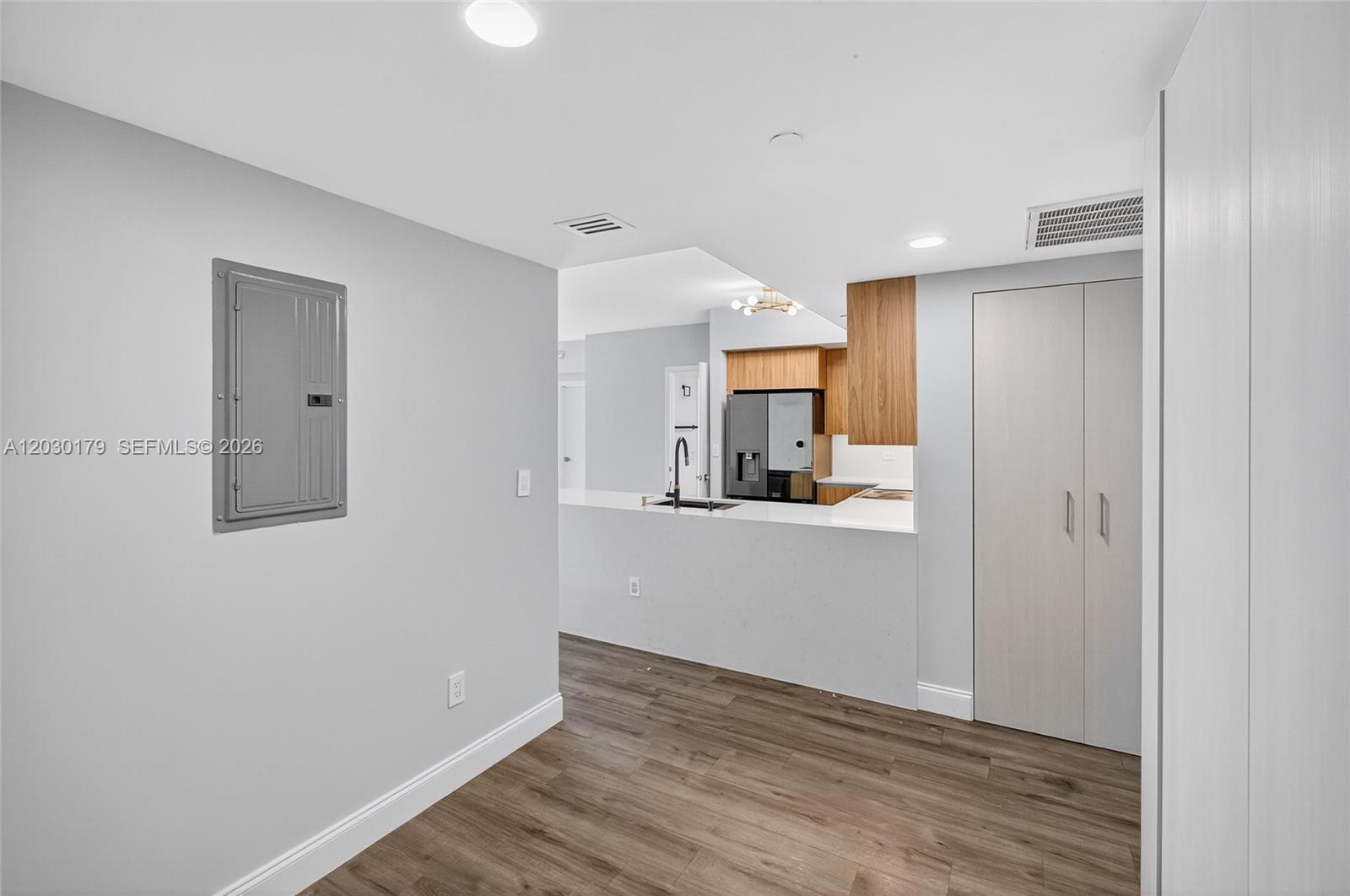 Ver detalles 1705 2 / 2 1030 sq. ft. $ 2026-06-03 0 foto