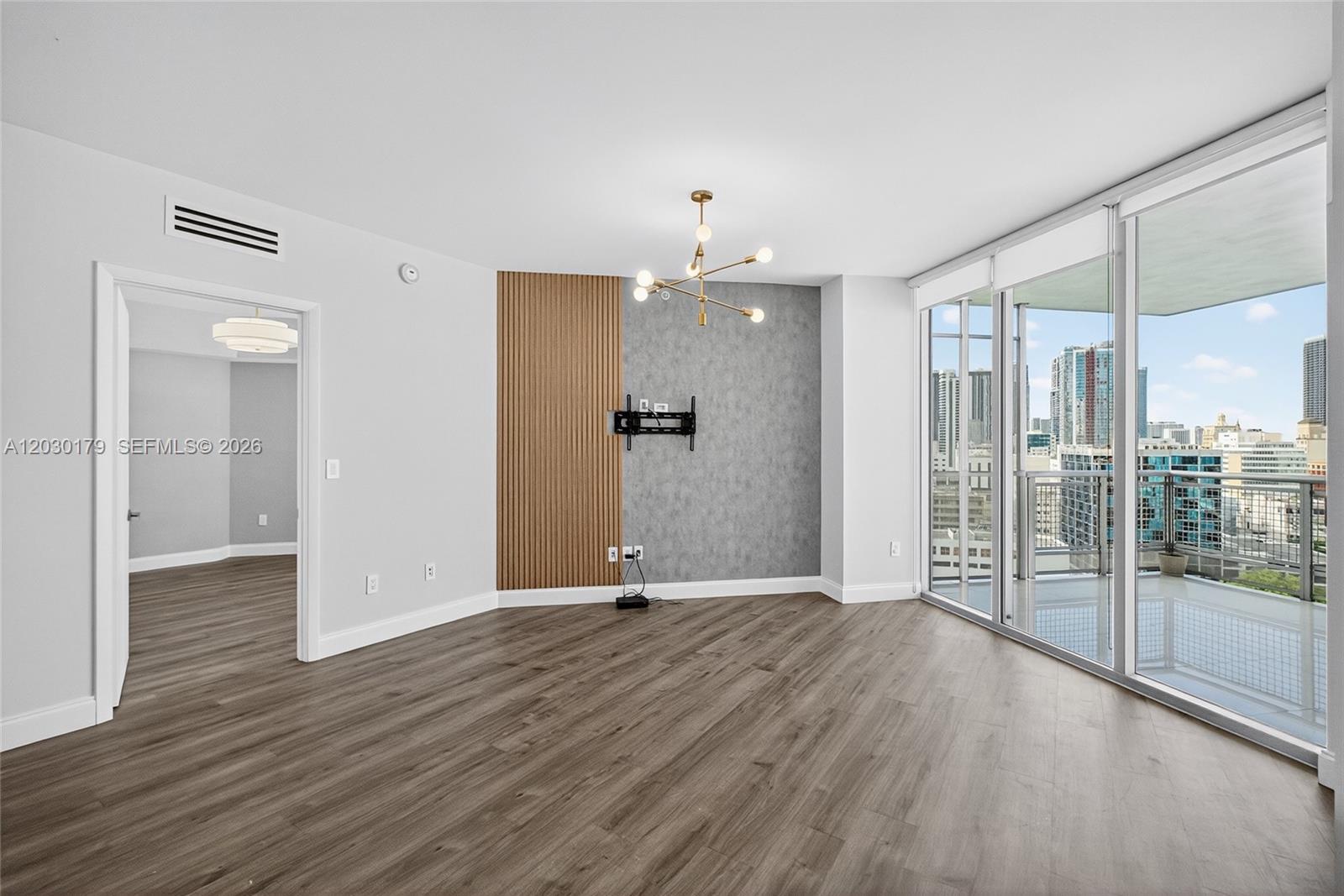 Ver detalles 1705 2 / 2 1030 sq. ft. $ 2026-06-03 0 foto