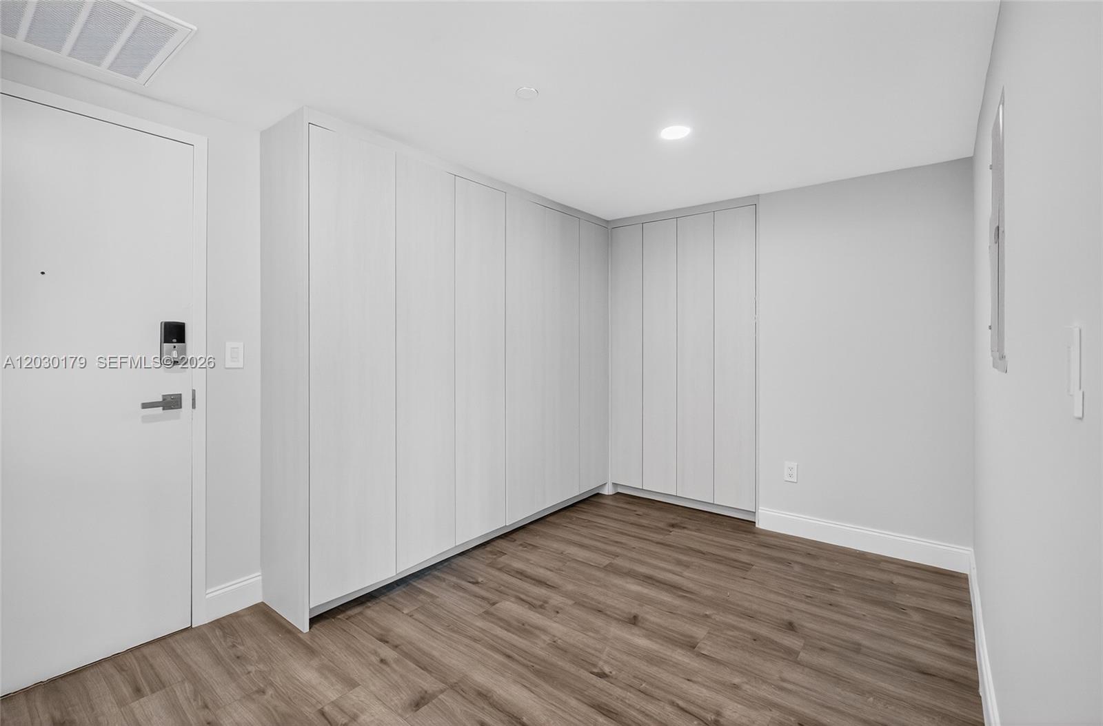 Ver detalles 1705 2 / 2 1030 sq. ft. $ 2026-06-03 0 foto