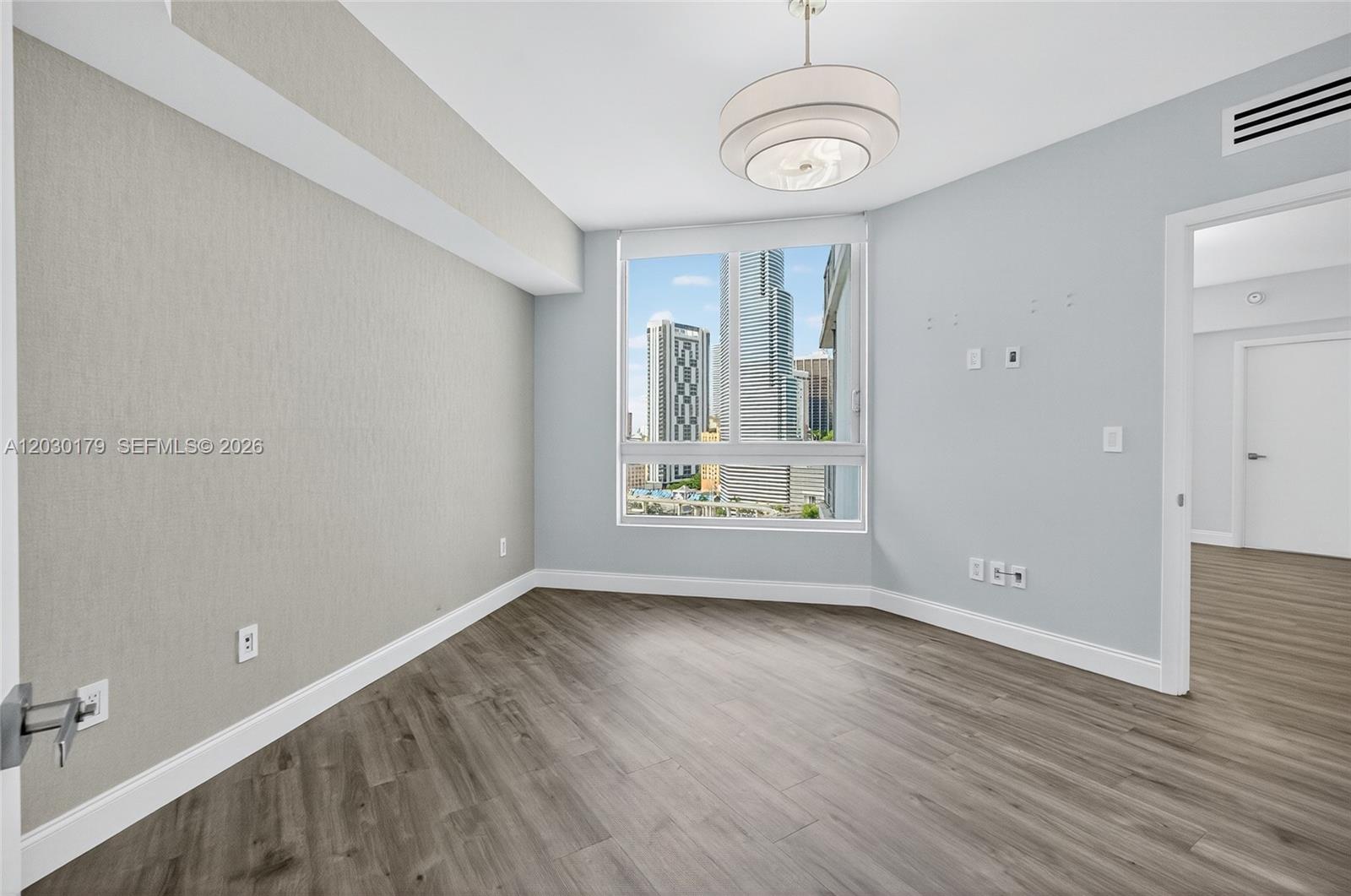 Ver detalles 1705 2 / 2 1030 sq. ft. $ 2026-06-03 0 foto