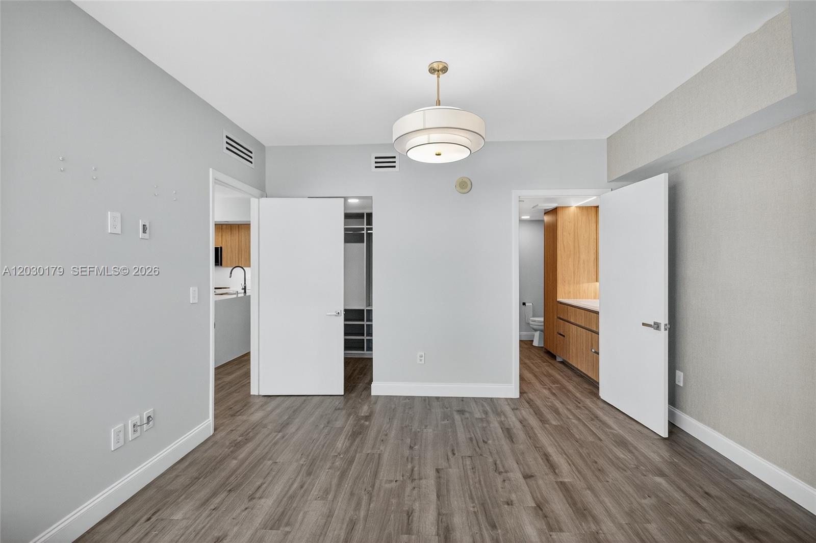 Ver detalles 1705 2 / 2 1030 sq. ft. $ 2026-06-03 0 foto