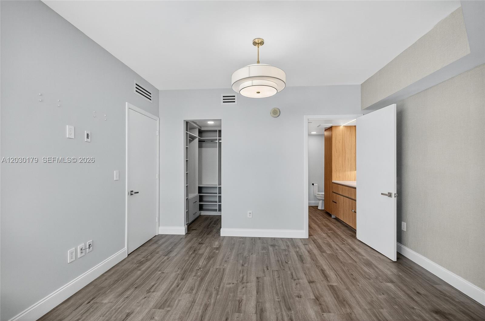 Ver detalles 1705 2 / 2 1030 sq. ft. $ 2026-06-03 0 foto