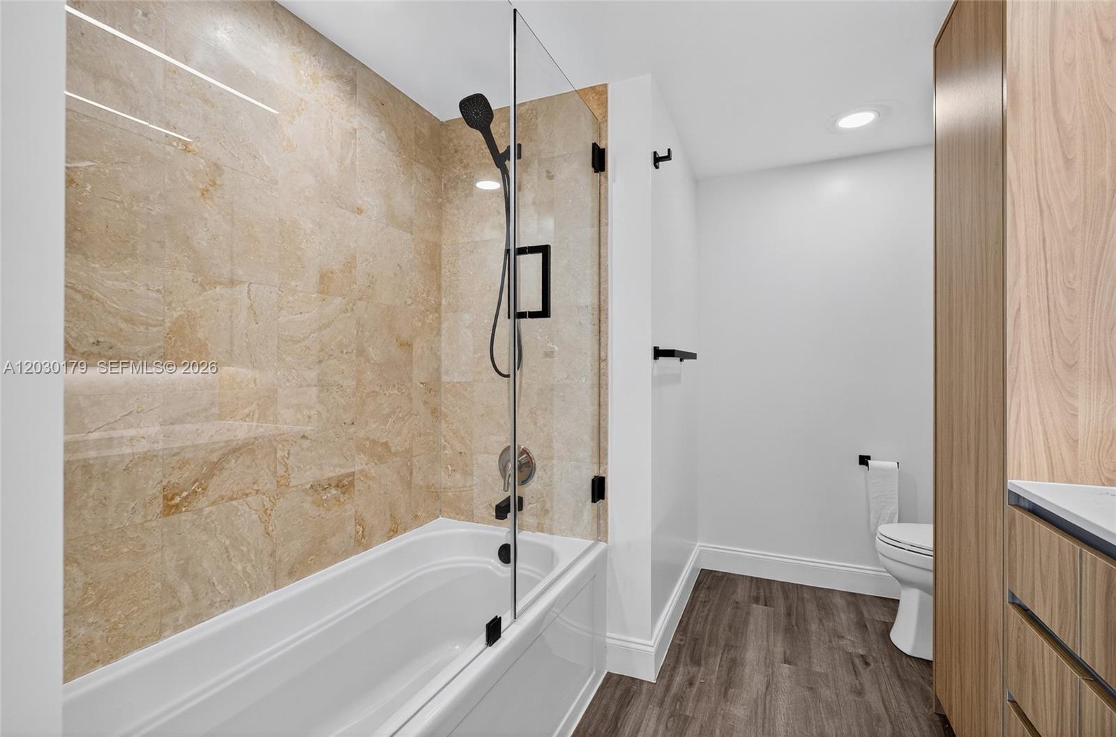 Ver detalles 1705 2 / 2 1030 sq. ft. $ 2026-06-03 0 foto