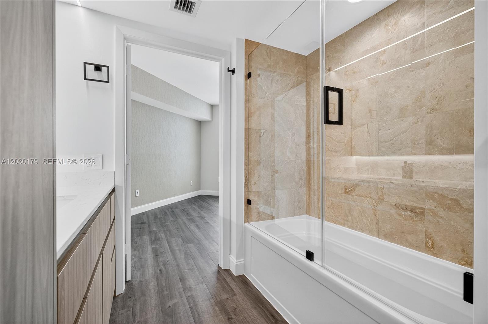 Ver detalles 1705 2 / 2 1030 sq. ft. $ 2026-06-03 0 foto