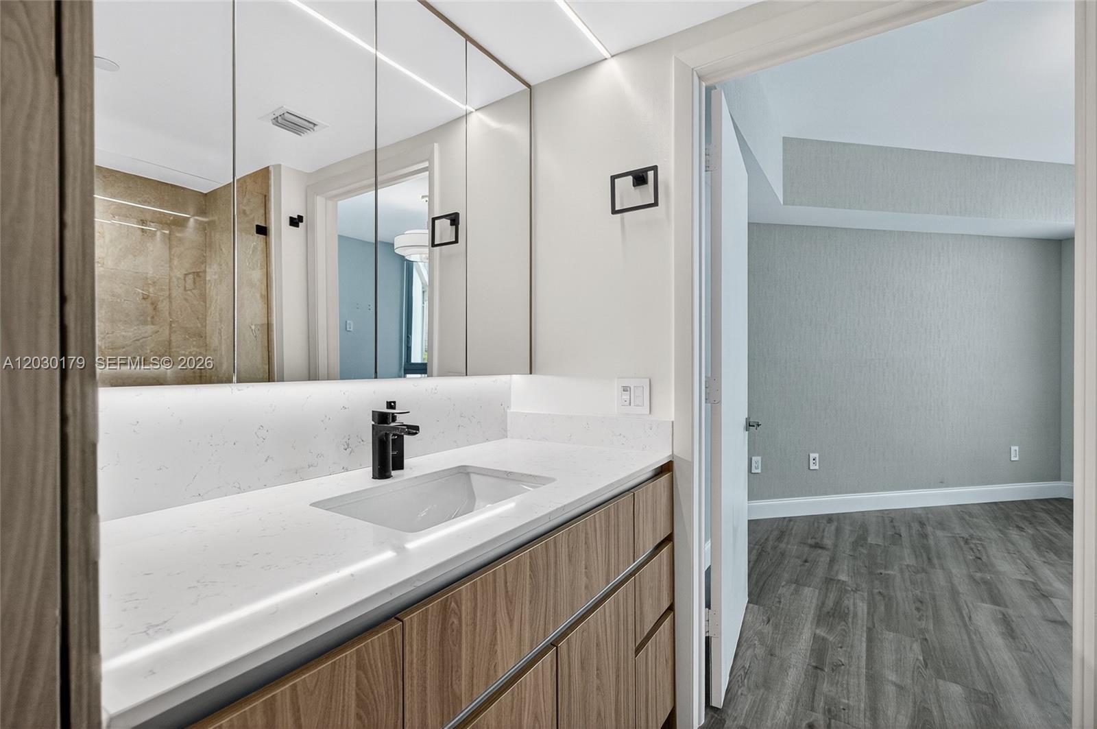 Ver detalles 1705 2 / 2 1030 sq. ft. $ 2026-06-03 0 foto
