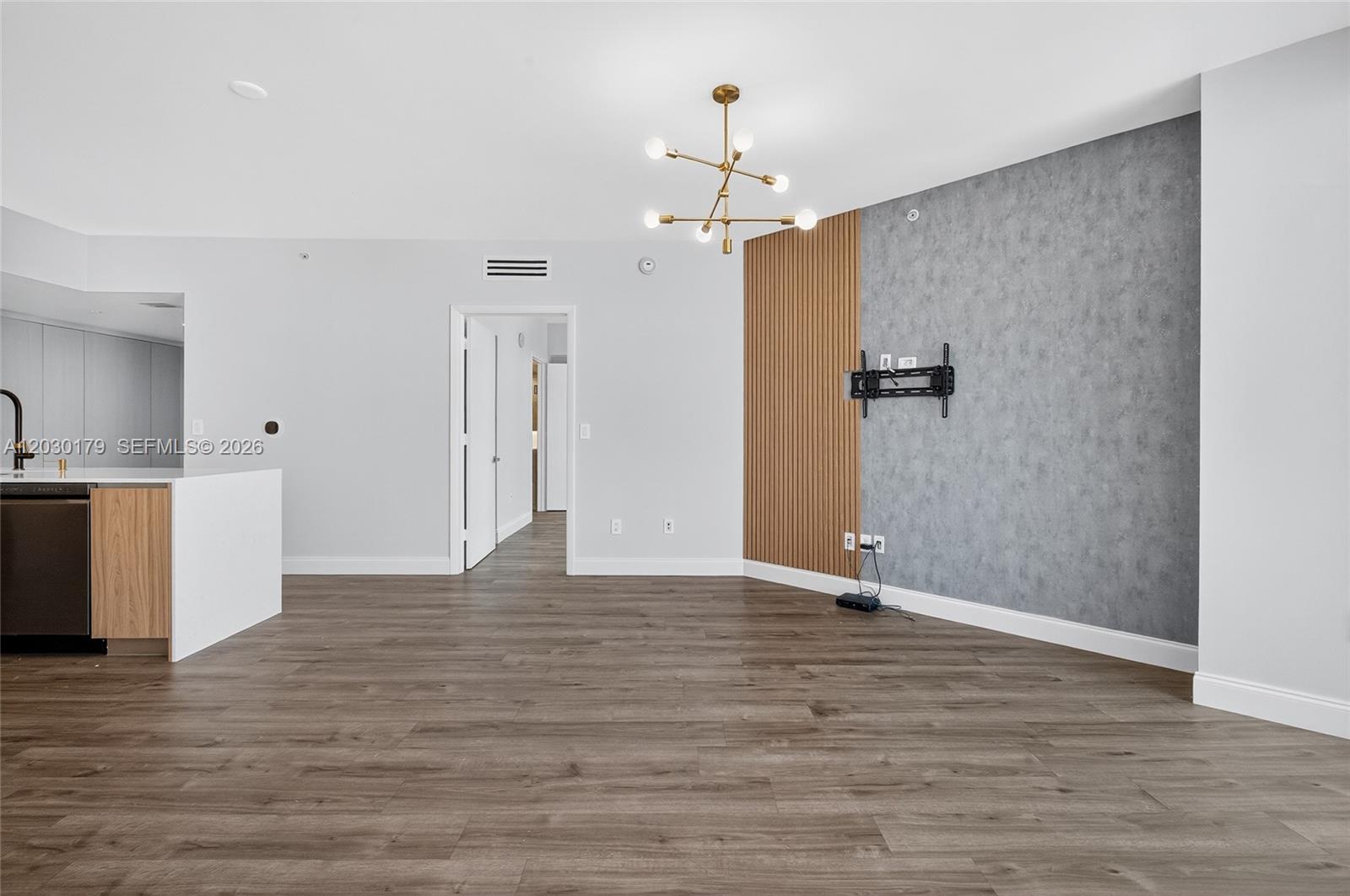 Ver detalles 1705 2 / 2 1030 sq. ft. $ 2026-06-03 0 foto