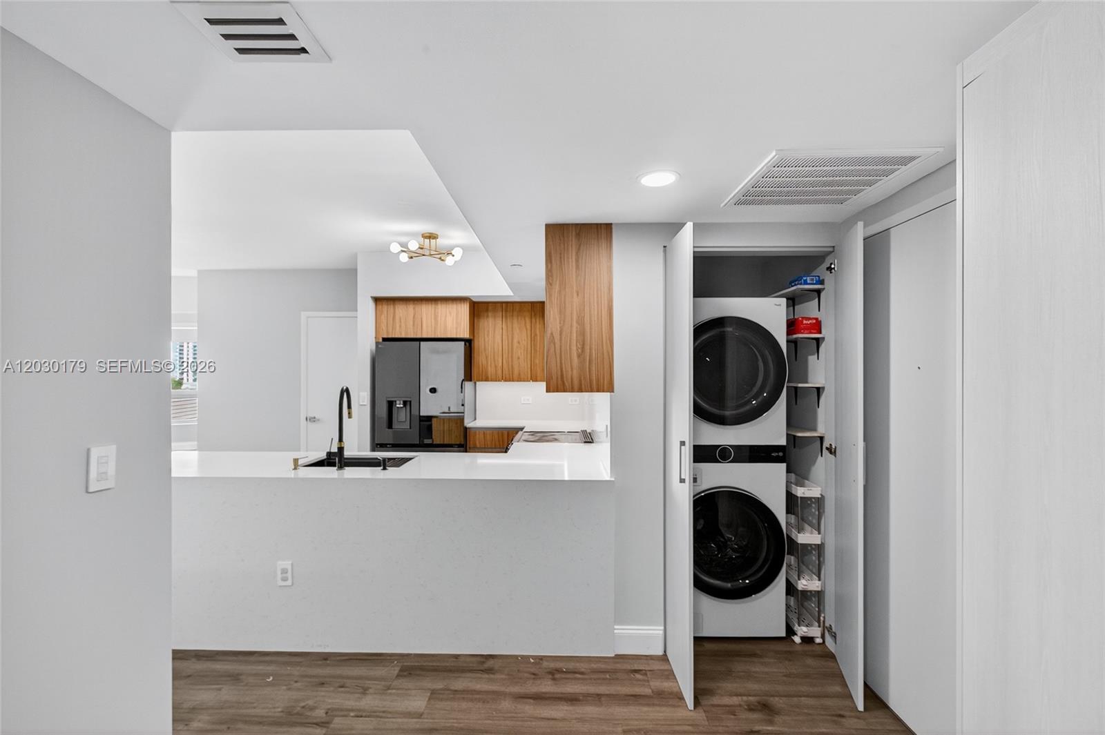 Ver detalles 1705 2 / 2 1030 sq. ft. $ 2026-06-03 0 foto