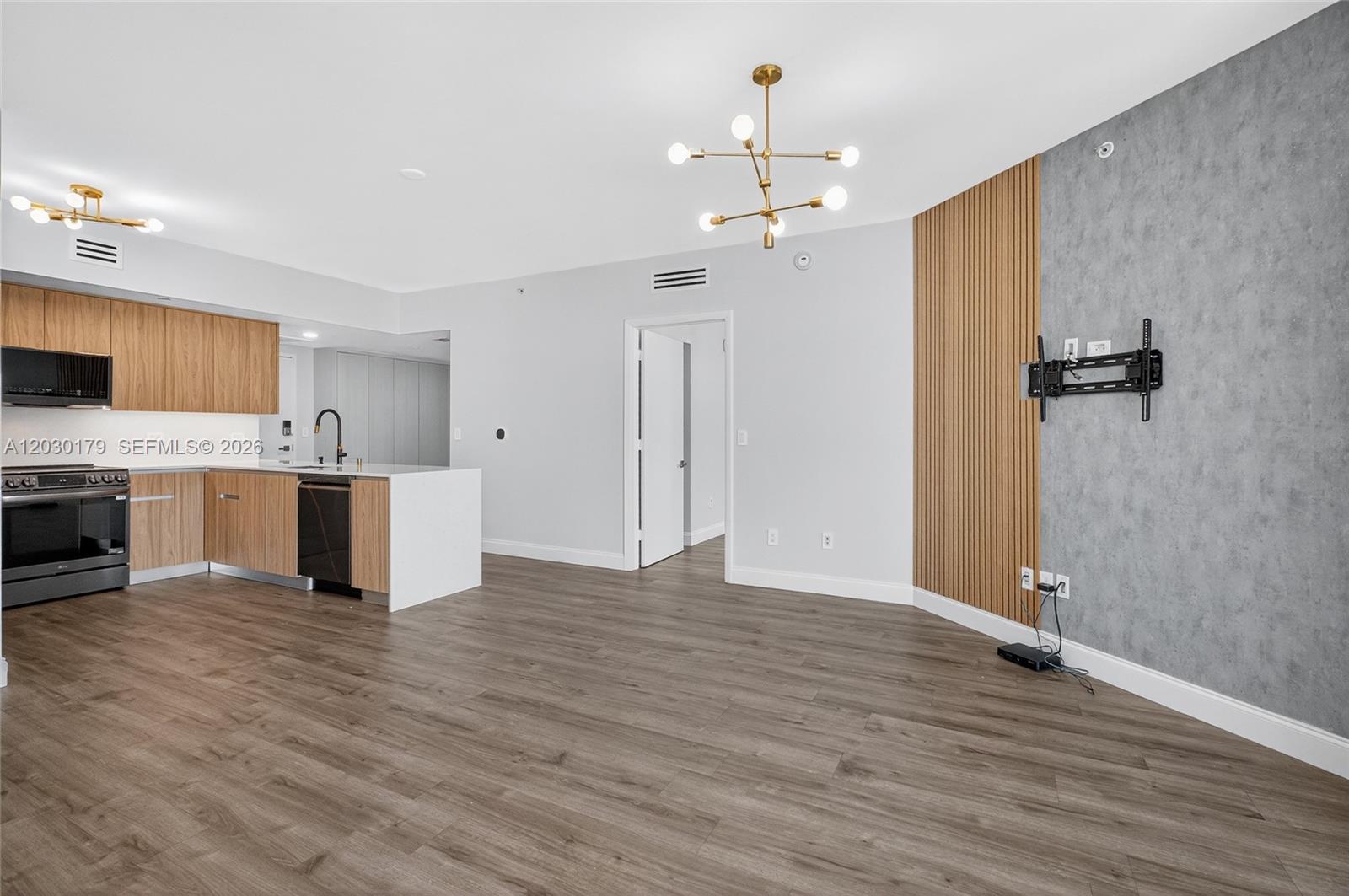 Ver detalles 1705 2 / 2 1030 sq. ft. $ 2026-06-03 0 foto