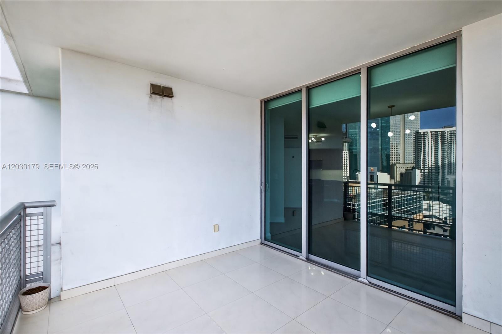 Ver detalles 1705 2 / 2 1030 sq. ft. $ 2026-06-03 0 foto