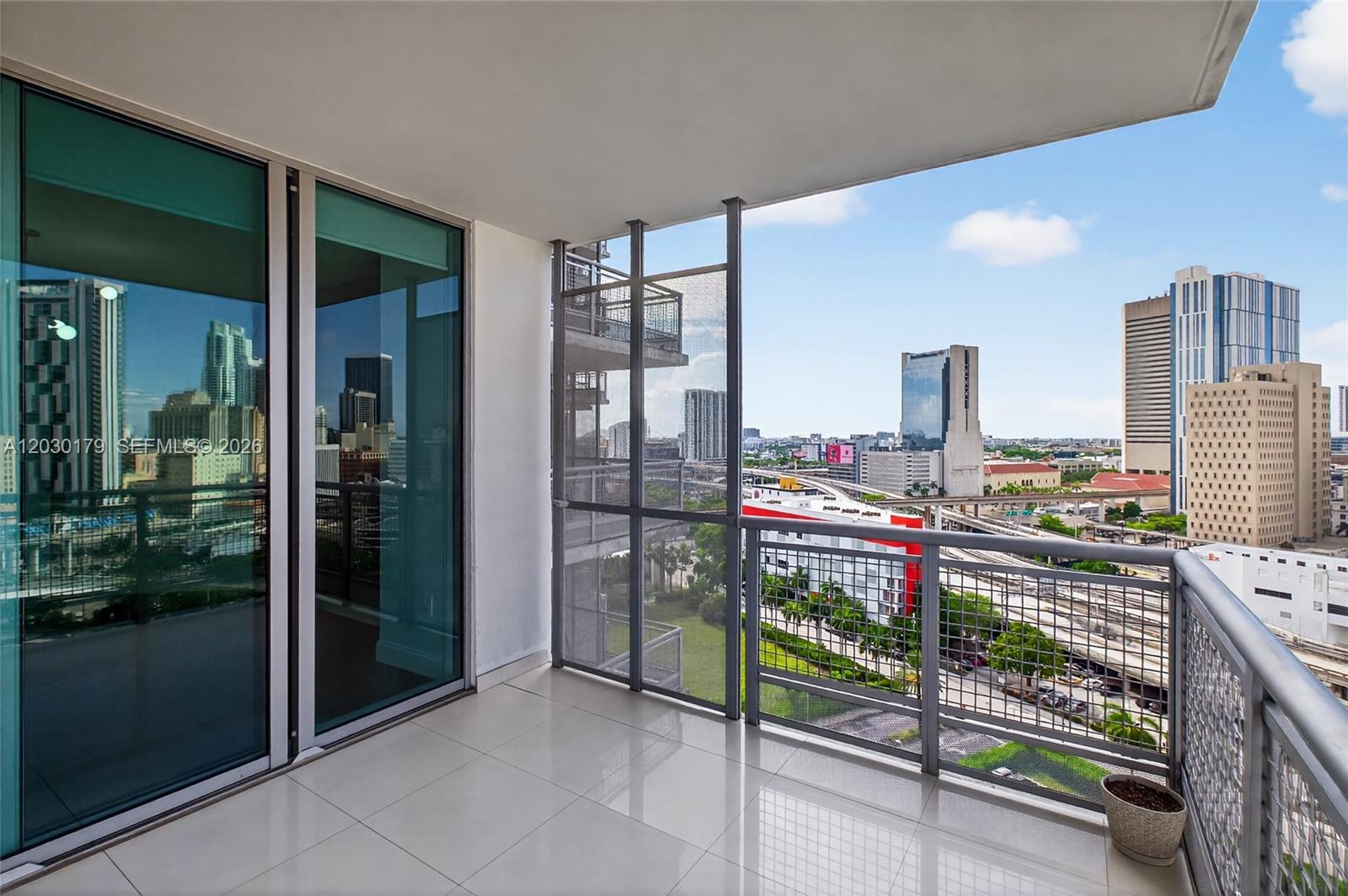 Ver detalles 1705 2 / 2 1030 sq. ft. $ 2026-06-03 0 foto