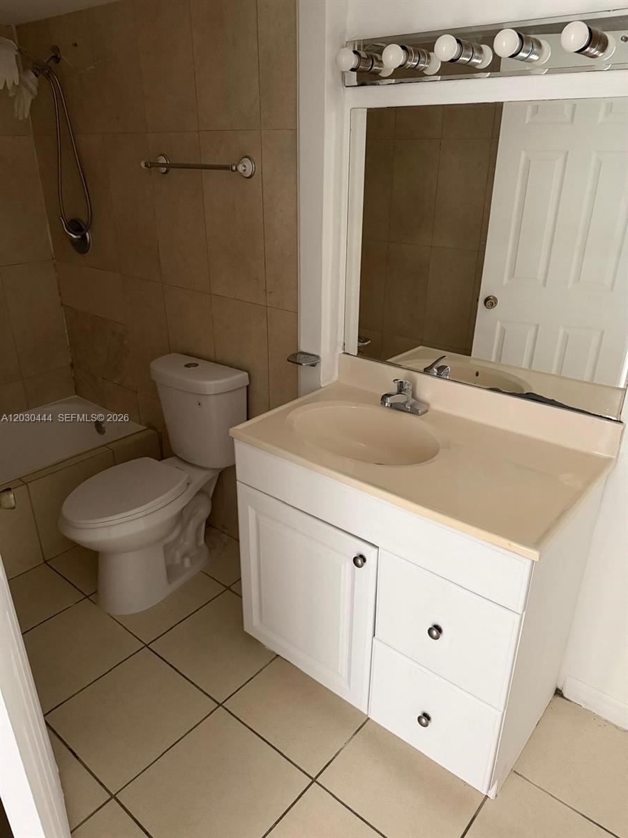 See details 702W 1 / 2 861 sq. ft. $ 2026-06-03 0 Photo