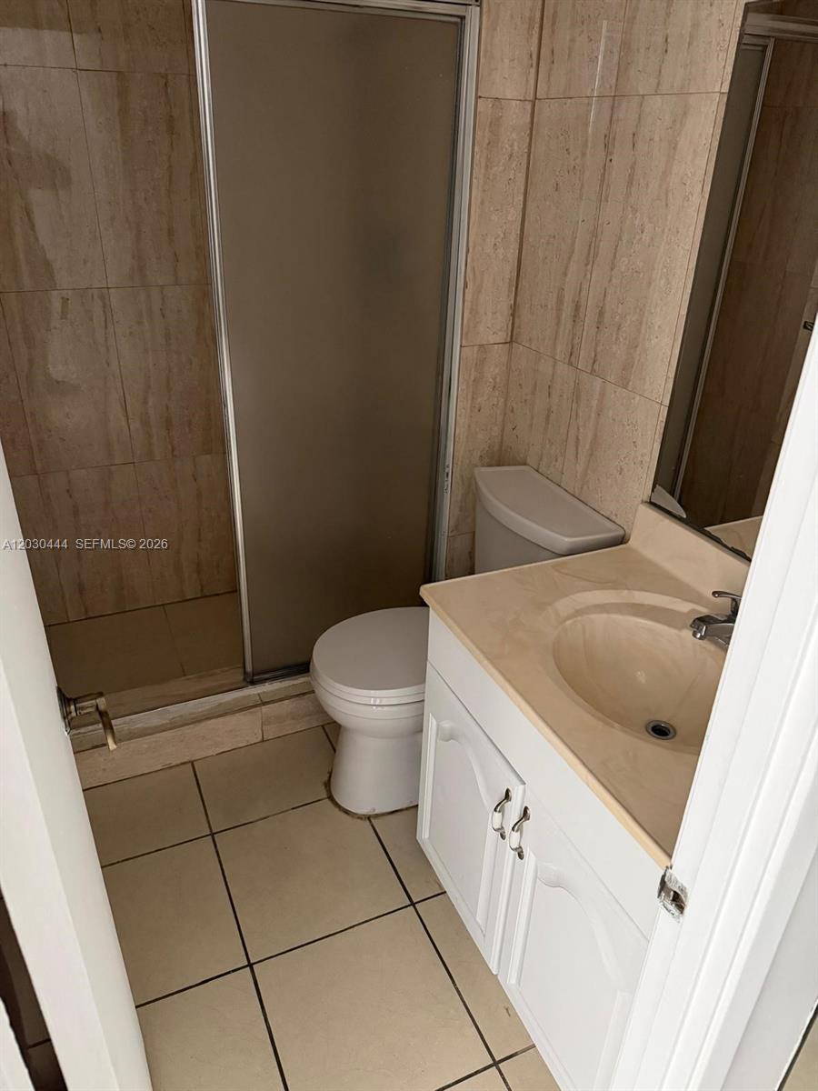 See details 702W 1 / 2 861 sq. ft. $ 2026-06-03 0 Photo