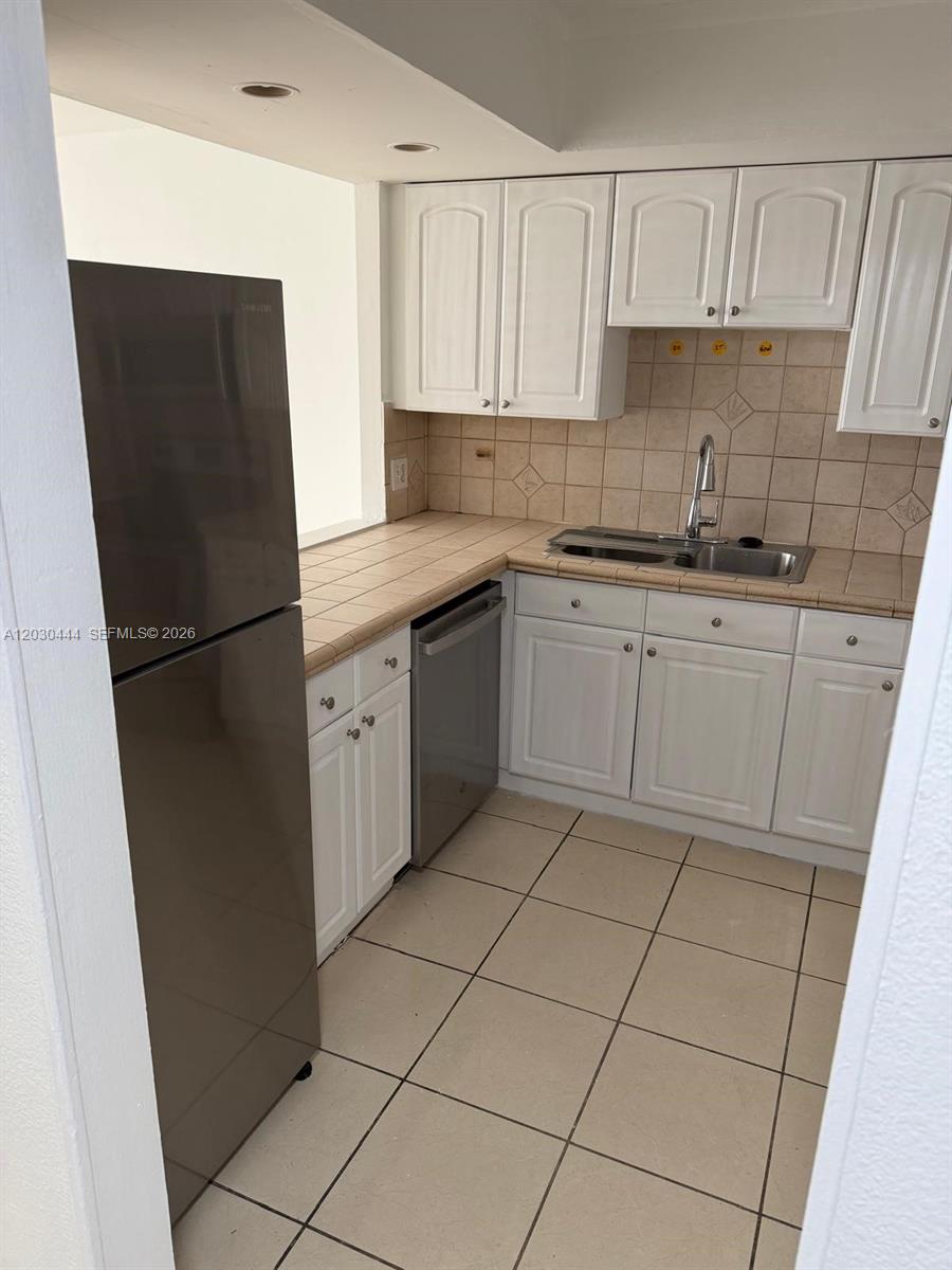 See details 702W 1 / 2 861 sq. ft. $ 2026-06-03 0 Photo