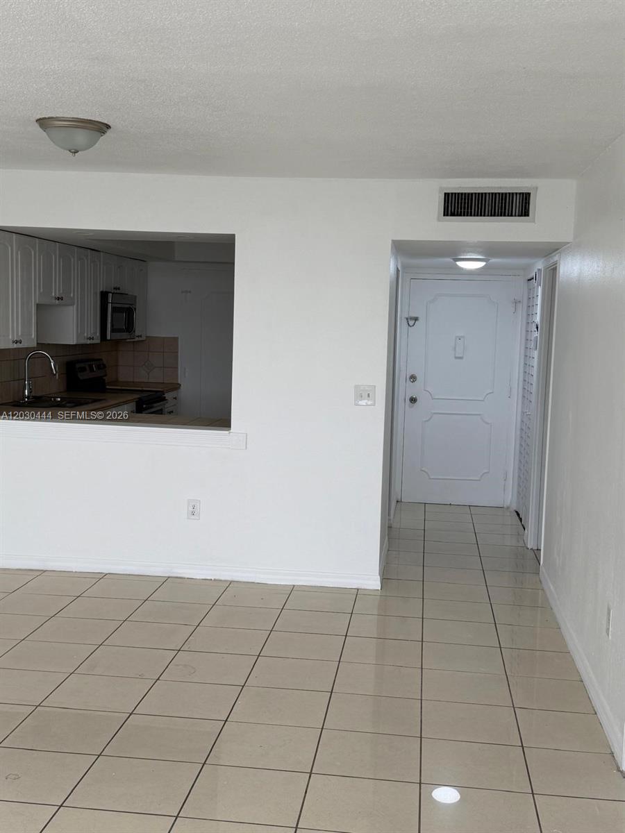 See details 702W 1 / 2 861 sq. ft. $ 2026-06-03 0 Photo