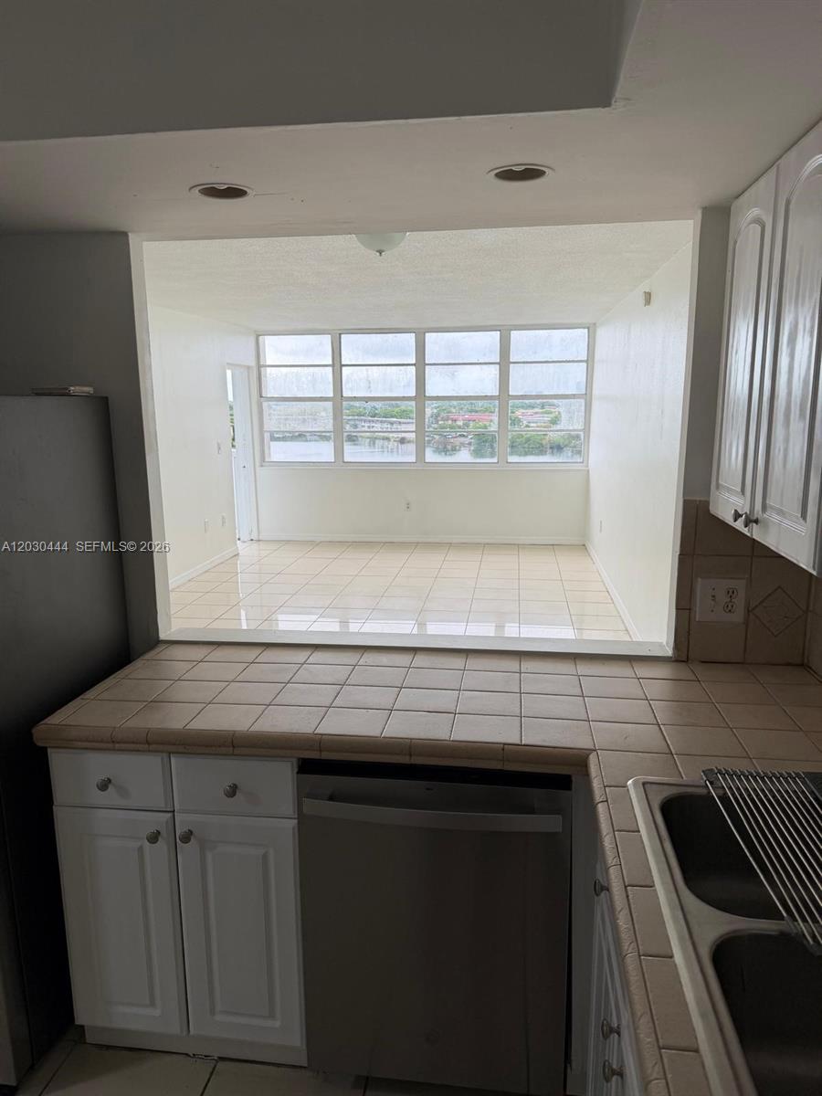 See details 702W 1 / 2 861 sq. ft. $ 2026-06-03 0 Photo