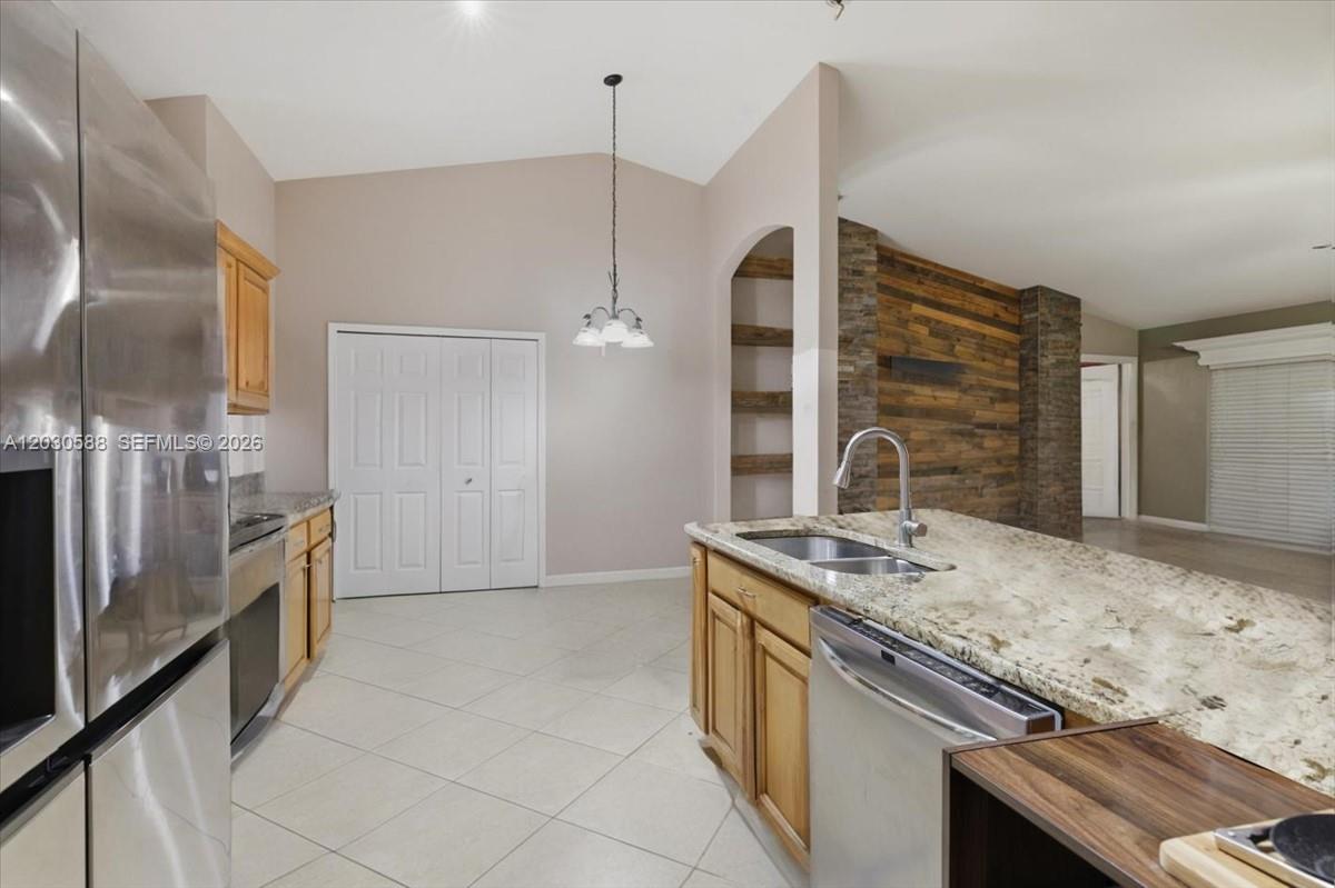 Ver detalles 403 4 / 2 1993 sq. ft. $ 2026-06-03 0 foto