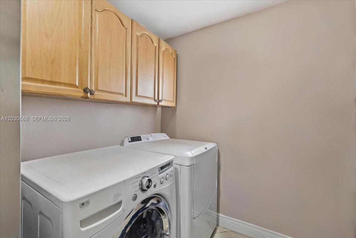 Ver detalles 403 4 / 2 1993 sq. ft. $ 2026-06-03 0 foto