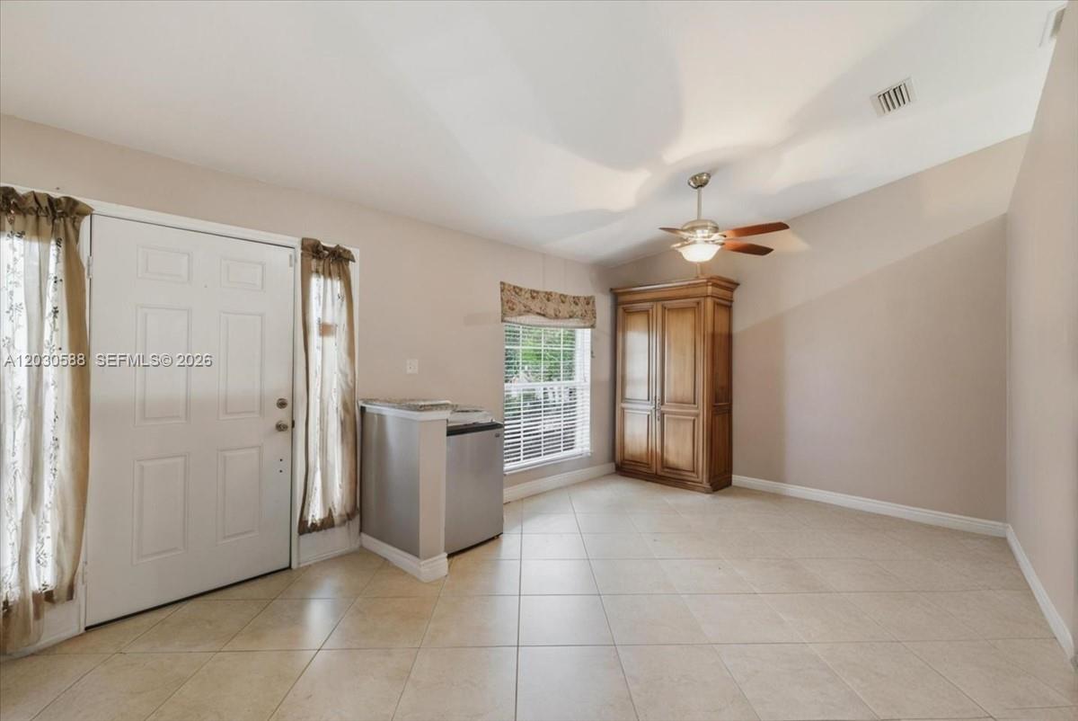 Ver detalles 403 4 / 2 1993 sq. ft. $ 2026-06-03 0 foto