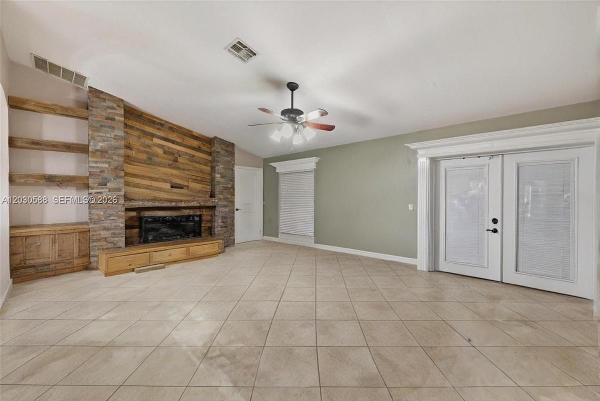 Ver detalles 403 4 / 2 1993 sq. ft. $ 2026-06-03 0 foto