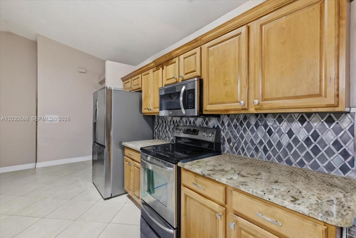 Ver detalles 403 4 / 2 1993 sq. ft. $ 2026-06-03 0 foto