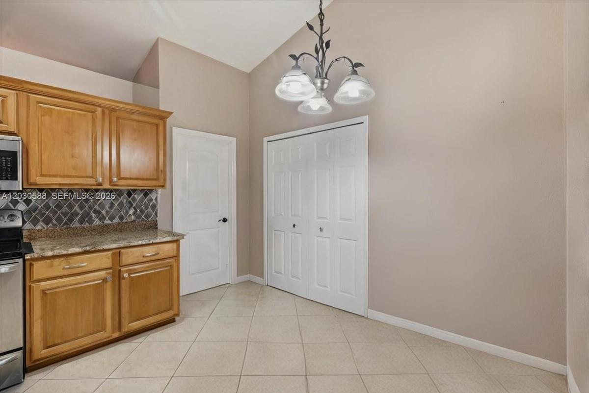 Ver detalles 403 4 / 2 1993 sq. ft. $ 2026-06-03 0 foto