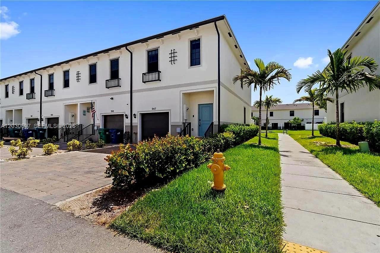 Ver detalles 1147 3 / 3 1386 sq. ft. $ 2026-06-03 0 foto
