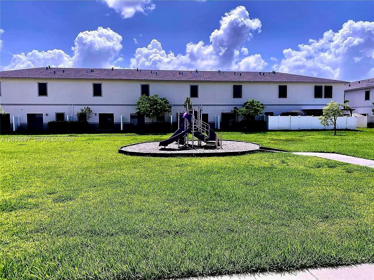 Ver detalles 1147 3 / 3 1386 sq. ft. $ 2026-06-03 0 foto