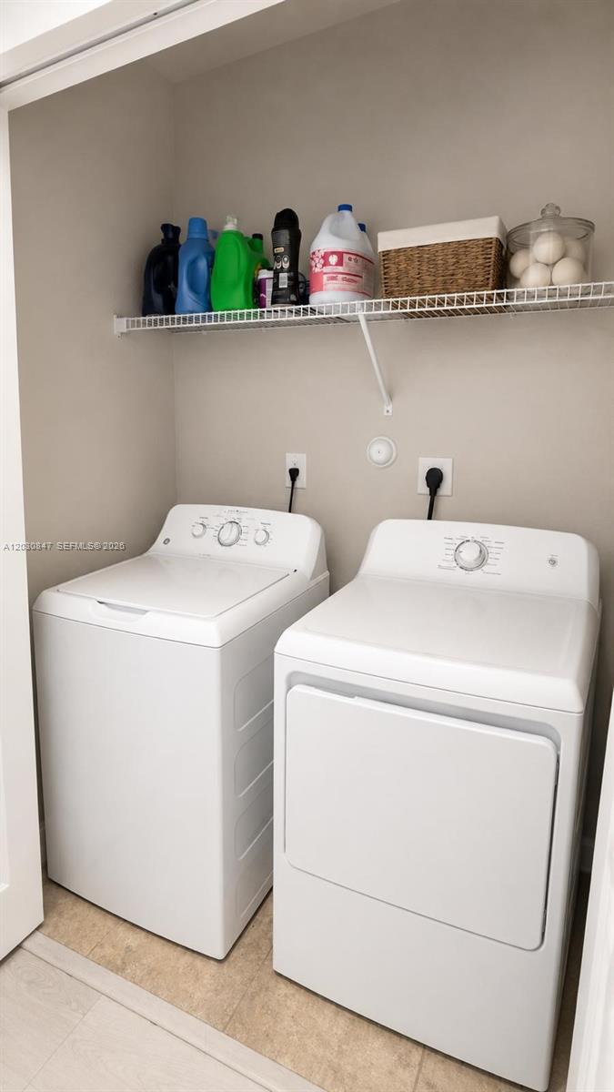 Ver detalles 1037 3 / 3 1425 sq. ft. $ 2026-06-04 0 foto