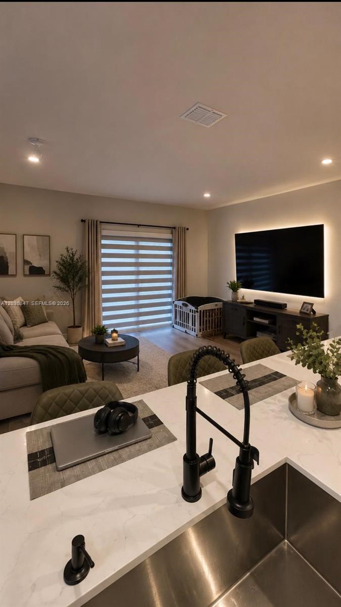 Ver detalles 1037 3 / 3 1425 sq. ft. $ 2026-06-04 0 foto